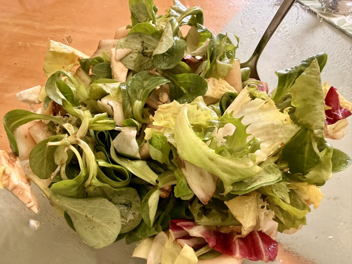 Pear and walnut salad