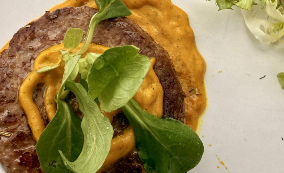 Vegetable burger with carrot sauce