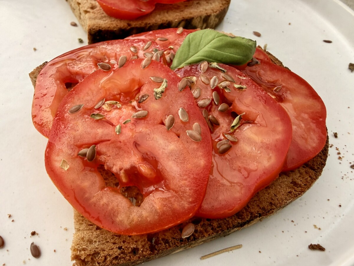 Tomato and line seed toast