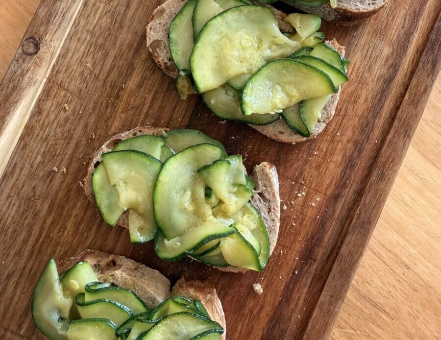 Crostini with marinated zucchini