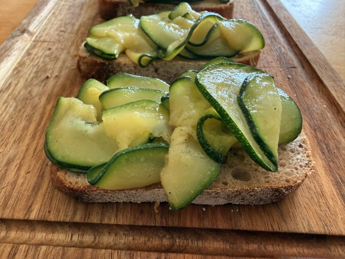Crostini with marinated zucchini