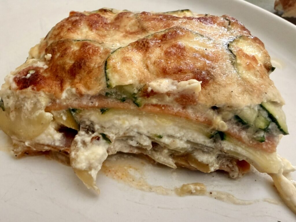 Parmigiana di zucchine, patate e salmone affumicato