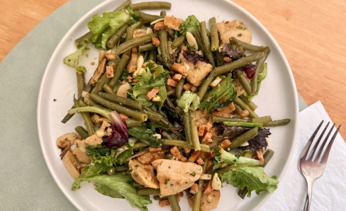 Green bean and chicken salad