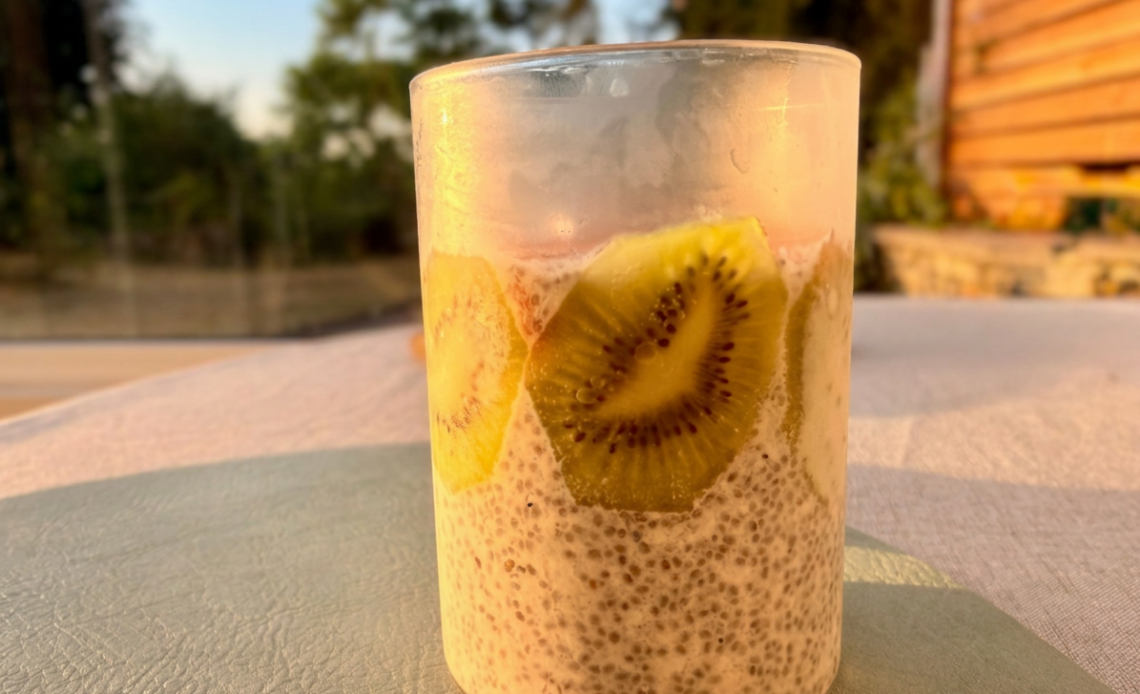 Kiwi and apricot overnight oats