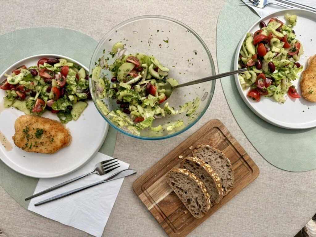 Red kidney bean salad with cutlet