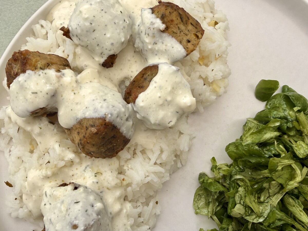 Falafels with lemon rice and feta cream