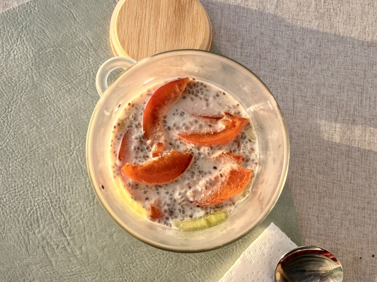 Kiwi and apricot overnight oats