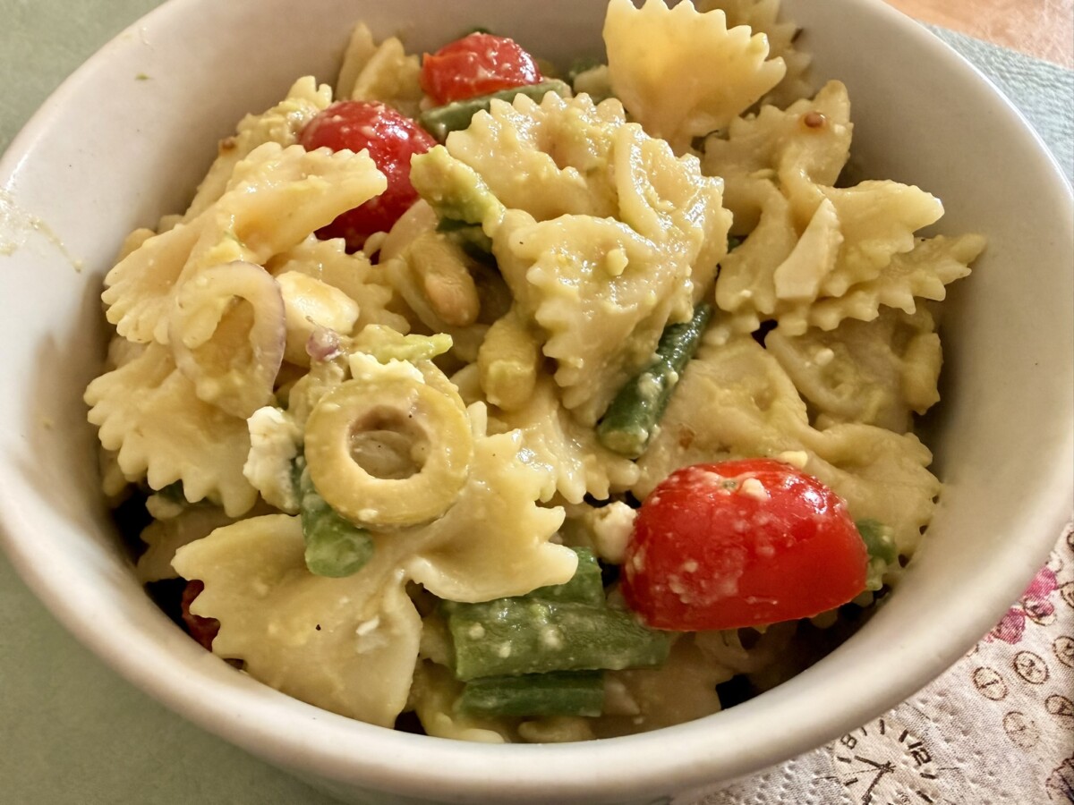 Avocado pasta salad