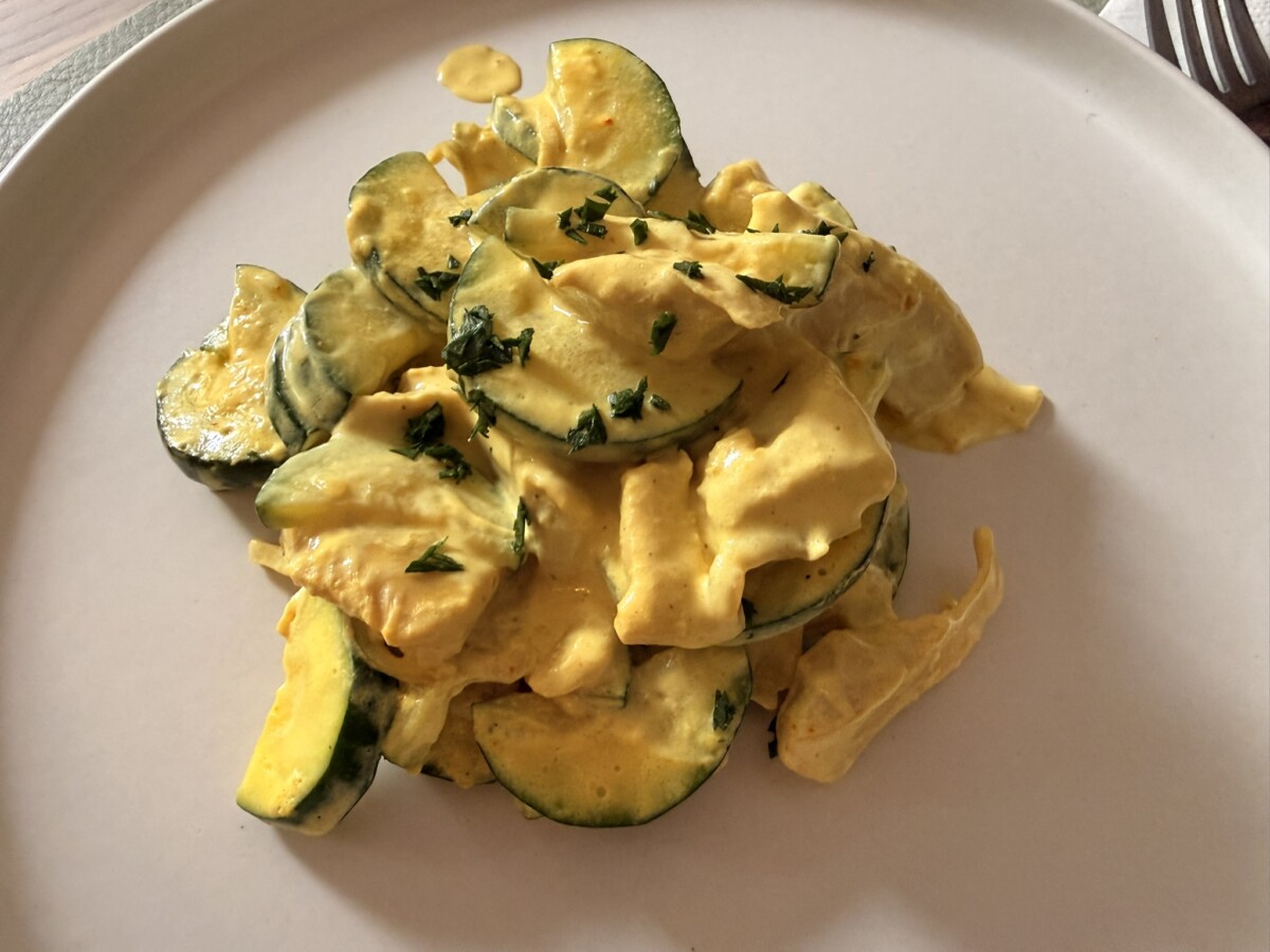Saffron chicken with zucchini